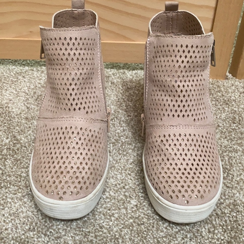 Ankle boots with sparkles